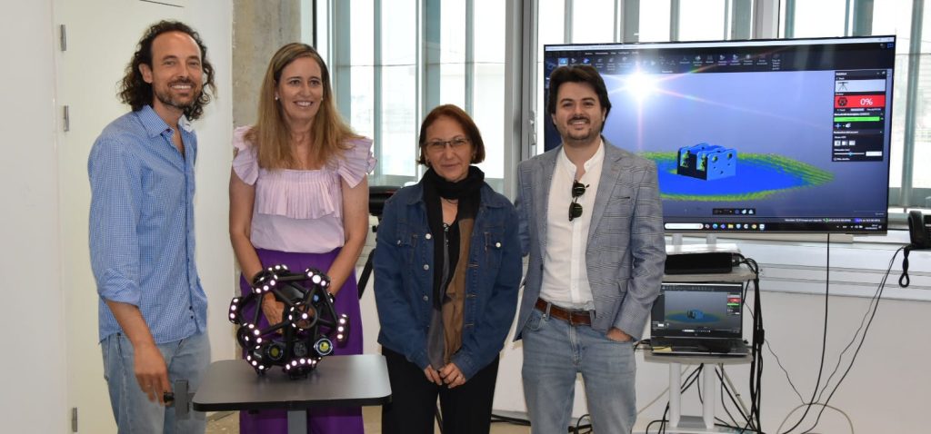 De izquierda a derecha: david sales, maría jesús mosquera, nuria baladés y luis segovia, tras una demostración con el escáner 3d.